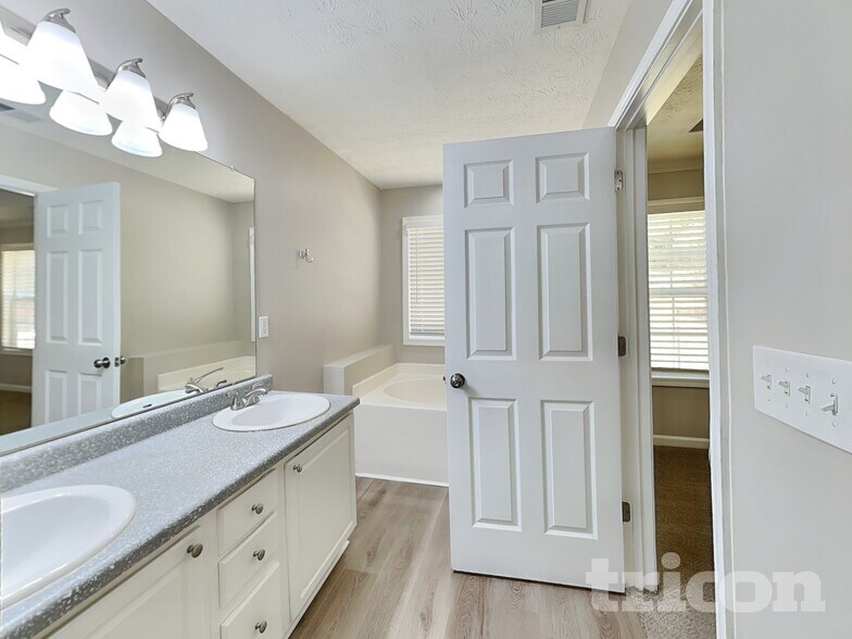 Building Photo - 210 Shenandoah Dr