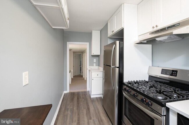 Building Photo - 207 E Nelson Ave