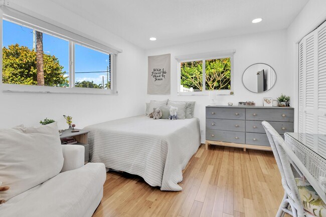 Building Photo - 798 E Boca Raton Rd