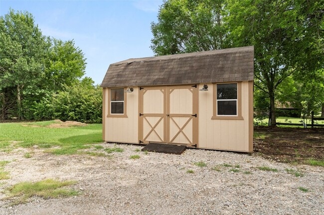 Building Photo - 390 Holly Ln