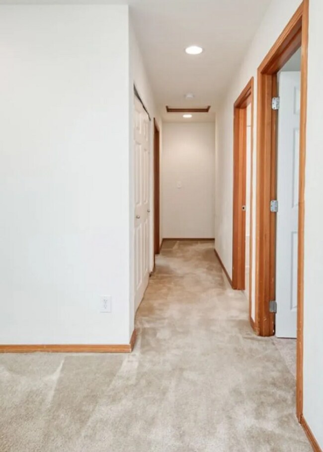 Building Photo - Spacious 3BD 2BA