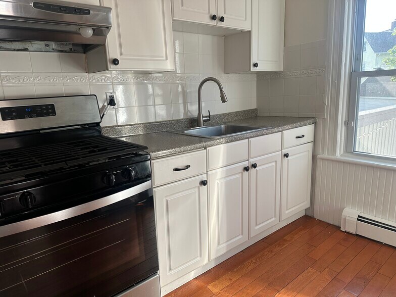 Building Photo - 10 Clinton St