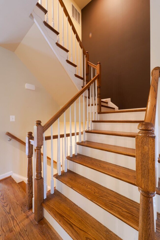 Building Photo - Stunning Centreville Townhome With Excellent Commuter Access