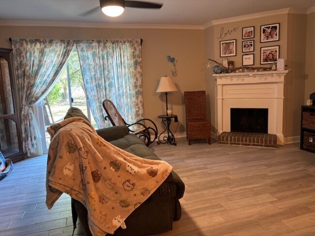 Building Photo - Charming One-Bedroom Condo with Marsh View...