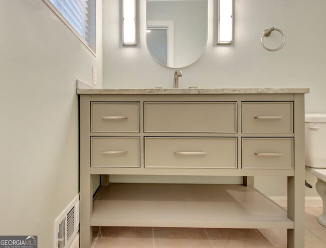 Building Photo - 183 Pine St NE