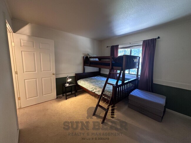 Building Photo - 1 Bedroom in the Pinebrok Complex - Centra...