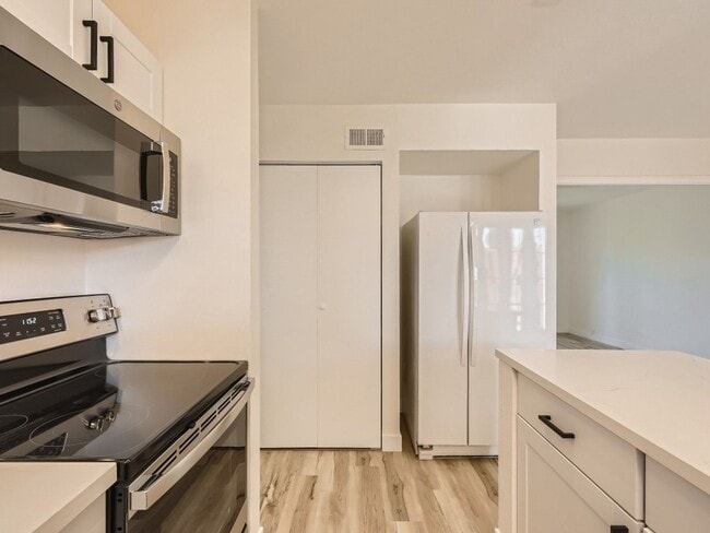 Building Photo - Beautiful Las Vegas Country Club townhome