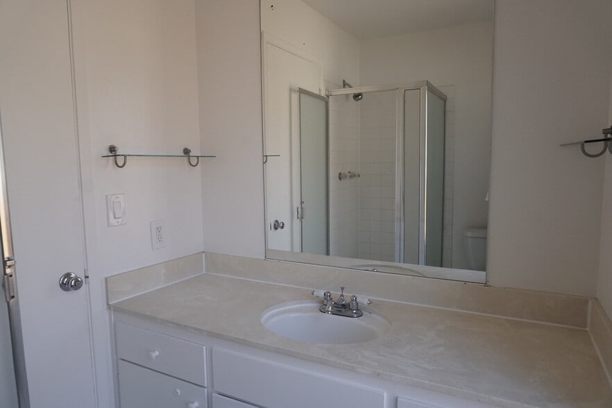 Building Photo - 838 Hollenbeck Ave