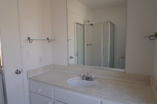 Building Photo - Cute Single Family Home, Updated Kitchen, ...