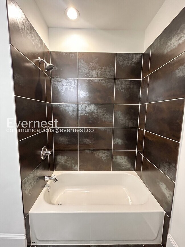 Building Photo - 5-Bed/4-Bath/Voucher Accepted/Available Now!
