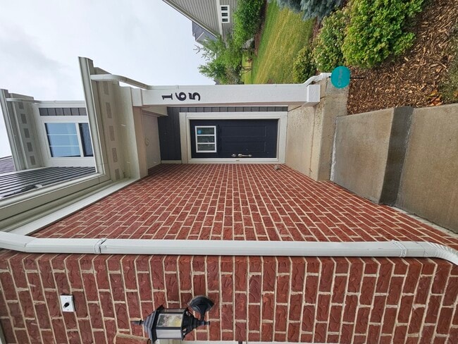 Building Photo - 165 Waverly Ct