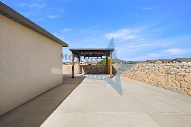 Building Photo - 4 bedroom with 3 bathrooms!!!!