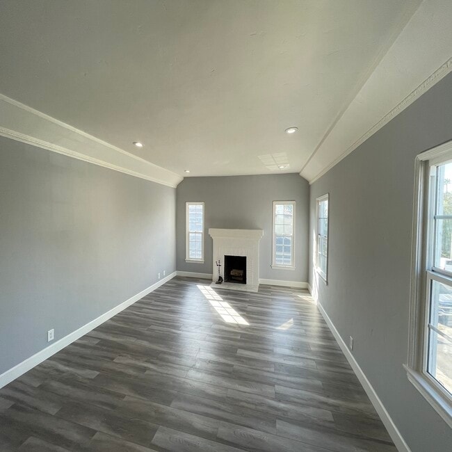 Building Photo - 1146 S Cochran Ave