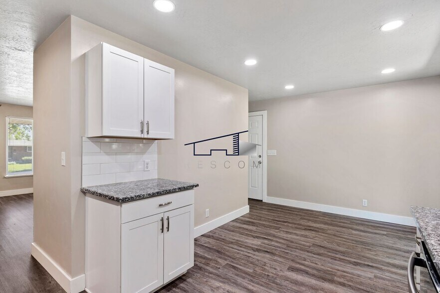 Building Photo - 1334 Henderson Dr