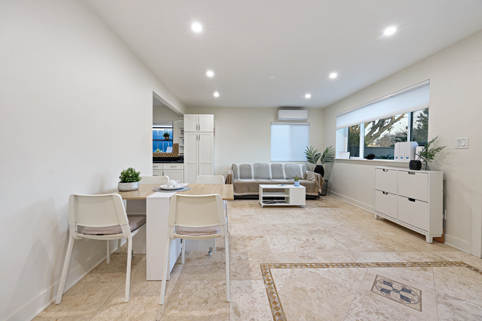 Living room - 1370 Nashville St