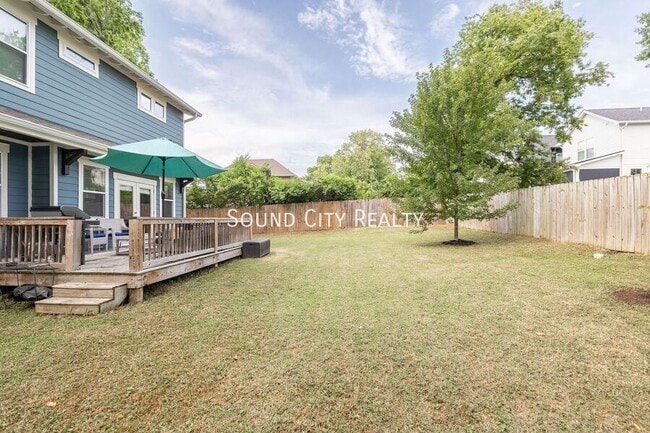 Building Photo - 606B Eastboro Dr