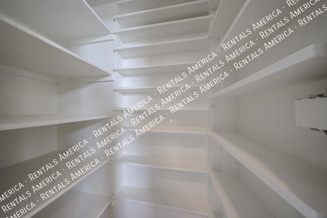 Building Photo - 532 E Stonebridge Dr