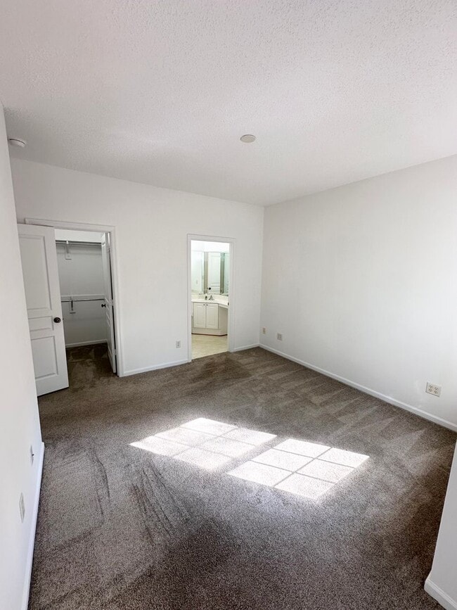 Building Photo - Bright & Beautiful 2 Bed, 2 Bath Townhouse...