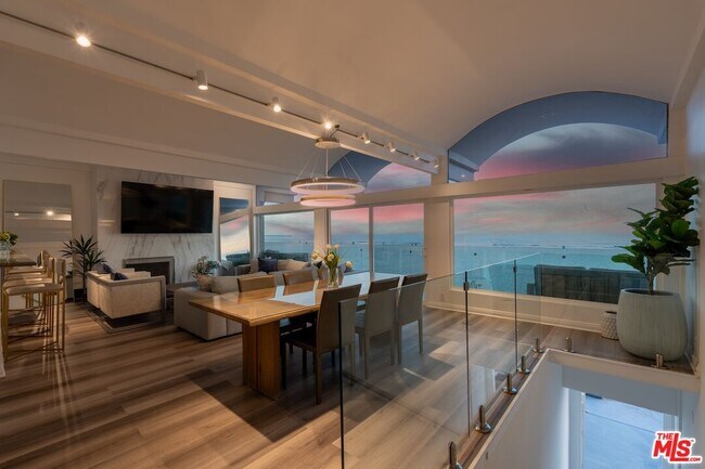 Building Photo - 3806 Ocean Front Walk