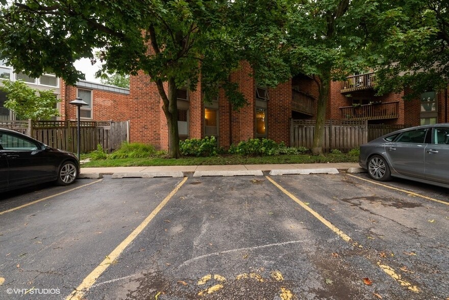 Building Photo - 2131 N Larrabee St