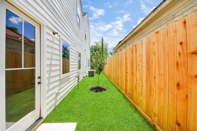 Building Photo - 6523 Tree Branch Dr