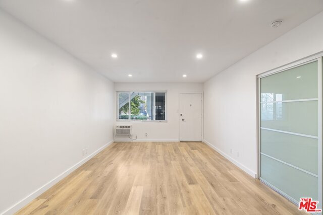 Building Photo - 702 S St Andrews Pl
