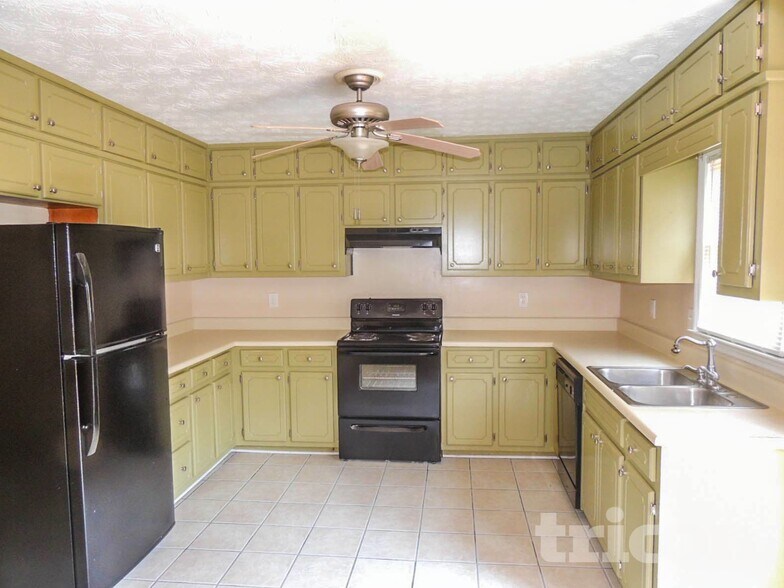 Building Photo - 1102 Plantation Dr SE