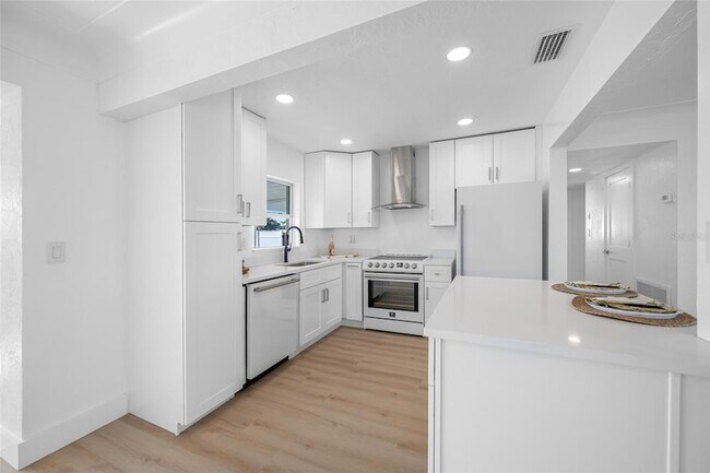 Building Photo - 7930 Causeway Blvd S