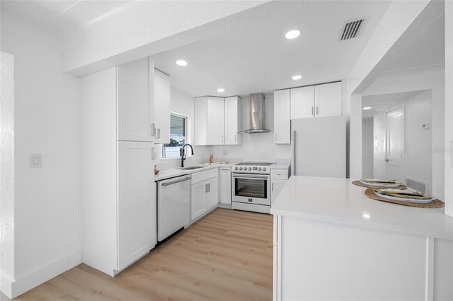 Building Photo - 7930 Causeway Blvd S