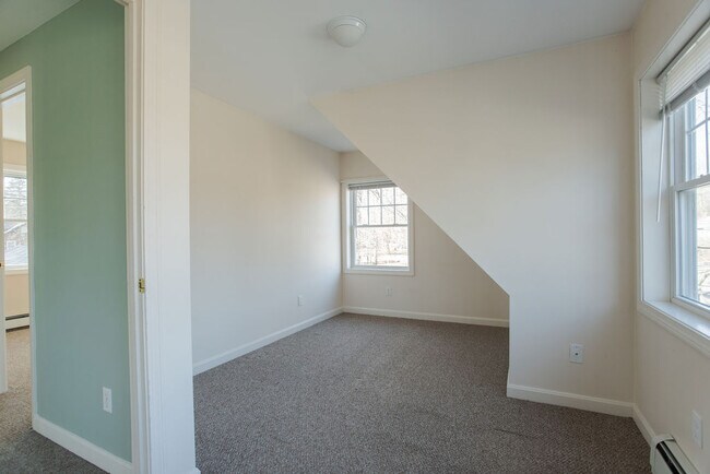 Building Photo - 7 Youngs Ln