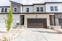 Building Photo - Stunning 4 Bed Townhouse in Vineyard Lakef...