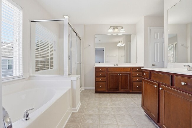 Building Photo - STUNNING TOWNHOME-AVAILABLE FOR IMMEDIATE ...