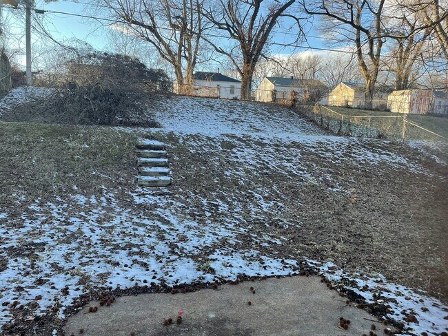 Building Photo - "Charming 3-Bed Sanctuary in St. Louis – Cozy Comfort Awaits on Ventura Drive!"  We accept sectio...