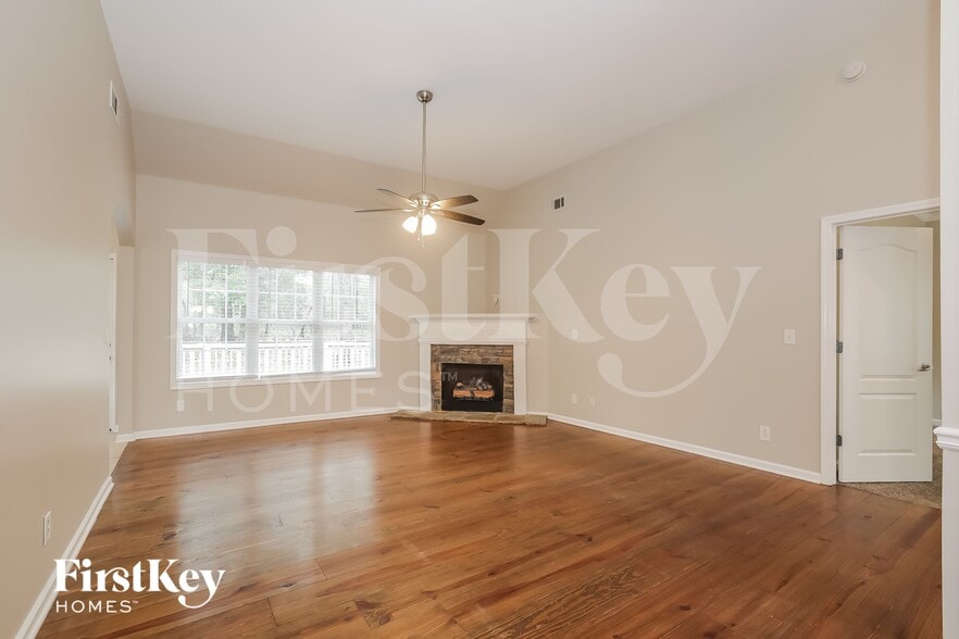 Building Photo - 2570 Serenity St