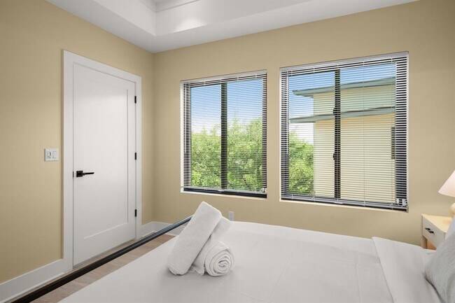 Building Photo - 1405 Parkinson Dr