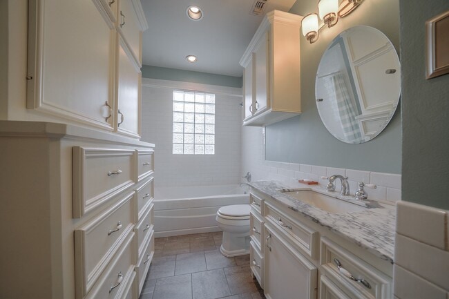 Building Photo - 1123 E 7th St