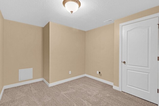 Building Photo - 2093 E View Dr