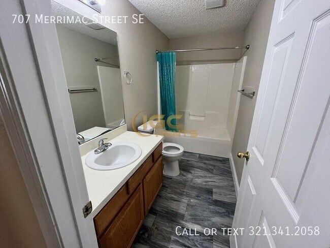 Building Photo - 707 Merrimac St SE