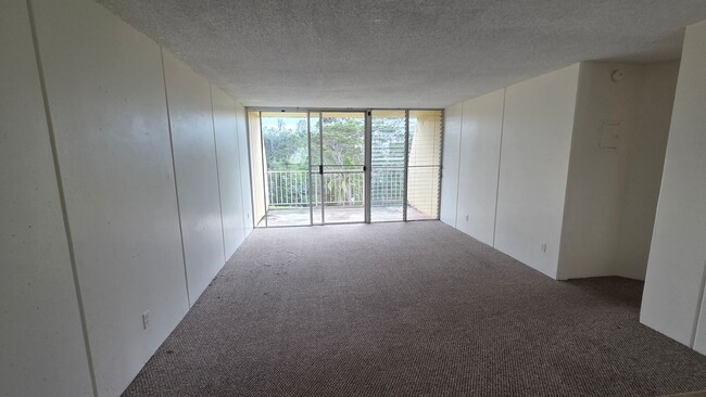 Building Photo - Ridgecrest ~ Spacious 2 Bedroom w/ 2 Reser...