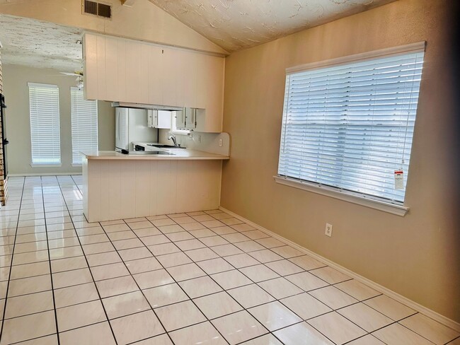 Building Photo - Sprawling Lewisville home with POOL