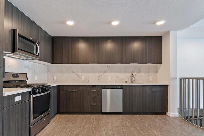 Building Photo - 5750 Hollywood Blvd