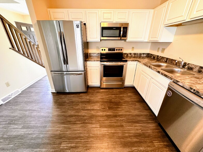 Building Photo - 33168 Beverly Ln