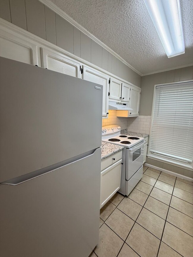 Building Photo - 1950-52 Helm Dr