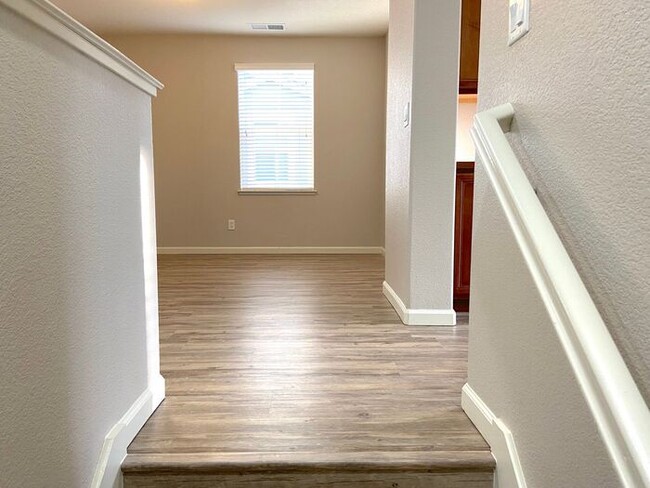 Building Photo - Somersett Reno Home - Walking Trails and t...