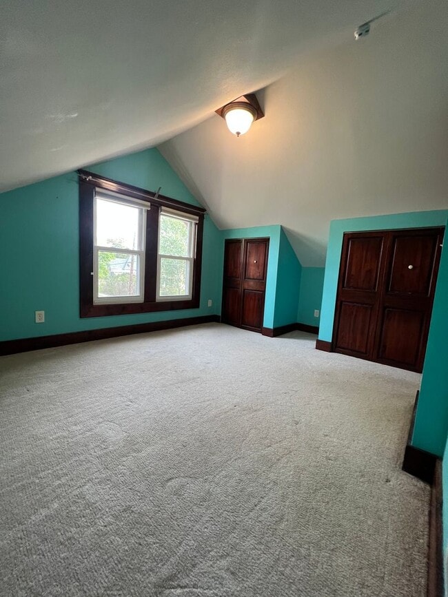 Building Photo - Spacious 4 Bedroom, 2 Bathroom Home