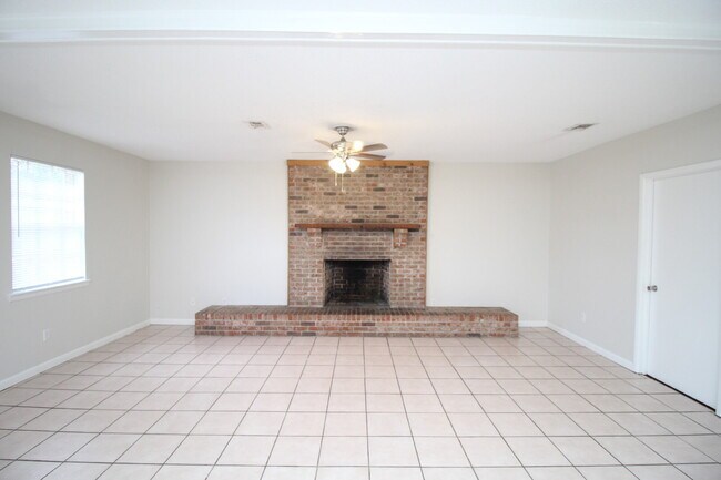 Building Photo - Hamilton Bridge Estates 3BR Brick Home Near Hwy 90, No Carpet & Open Living Space