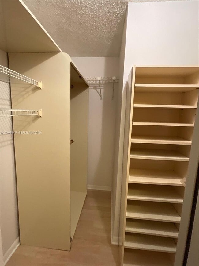 Building Photo - 919 Hillcrest Dr