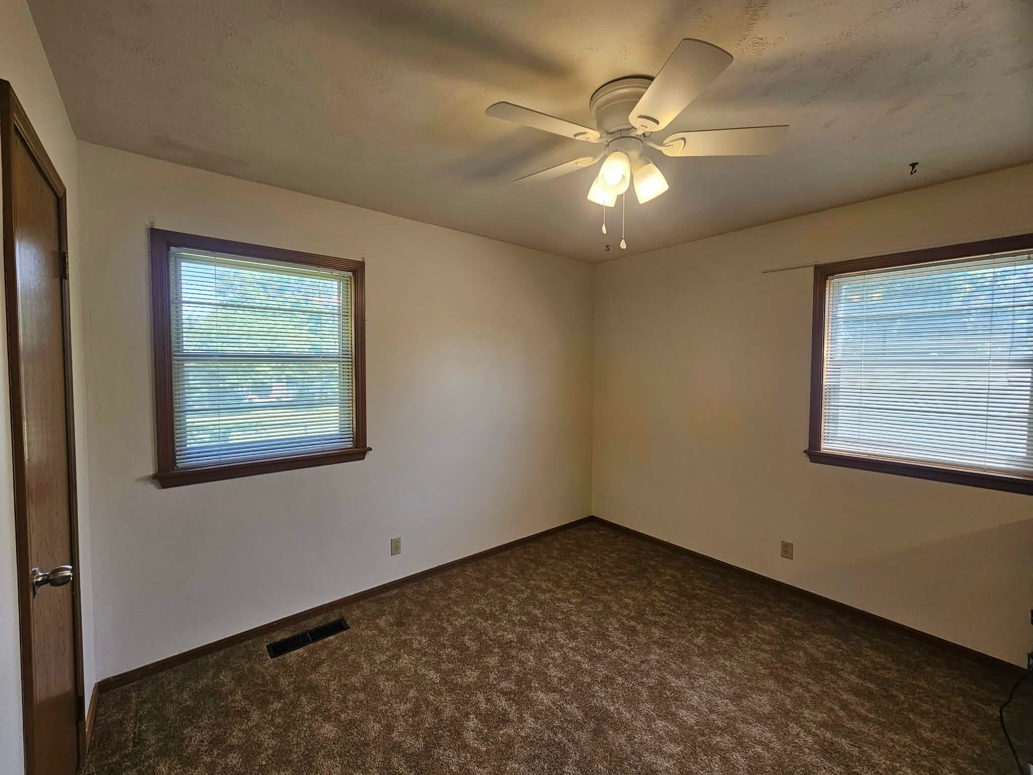 Building Photo - 708 W Hartwood Ave