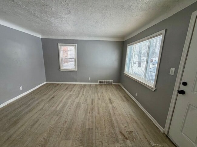 Building Photo - 3-Bedroom Section 8 Welcome