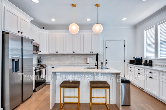 Building Photo - 1017 E 14th St